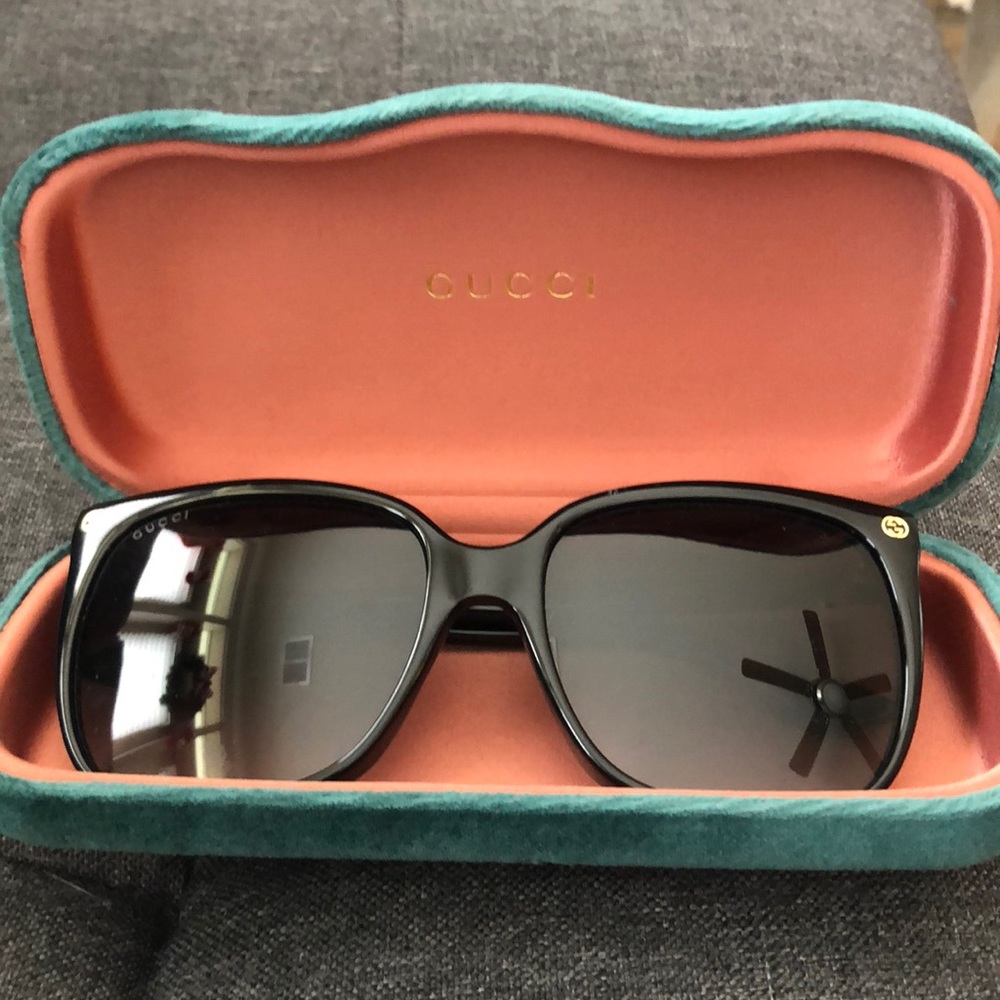 Gucci black oversized glasses